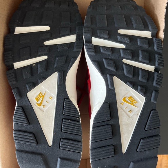 Hawaiian Floral Print Red Nike Huarache - Picture 2 of 4